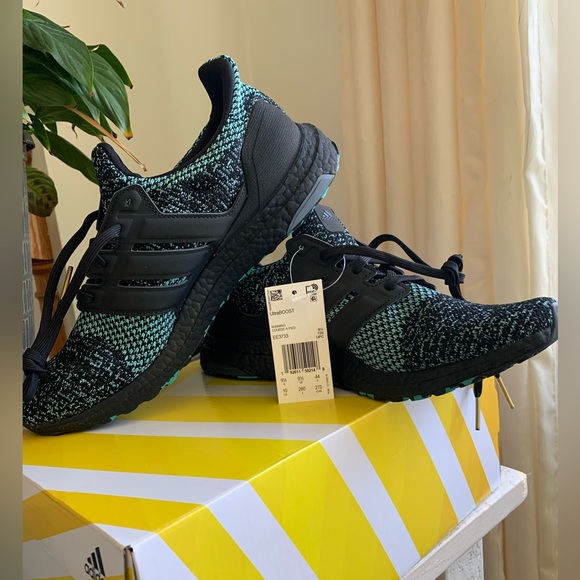Brand new in box, rare, (sold out)ADIDAS Ultra Boost running shoes 🖤Men size 10 - Picture 5 of 9